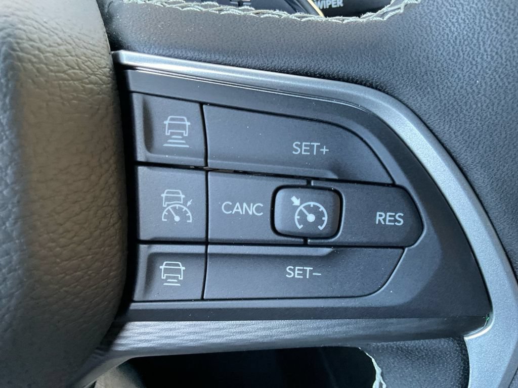 Used 2025 Jeep Grand Cherokee Laredo RWD image 31