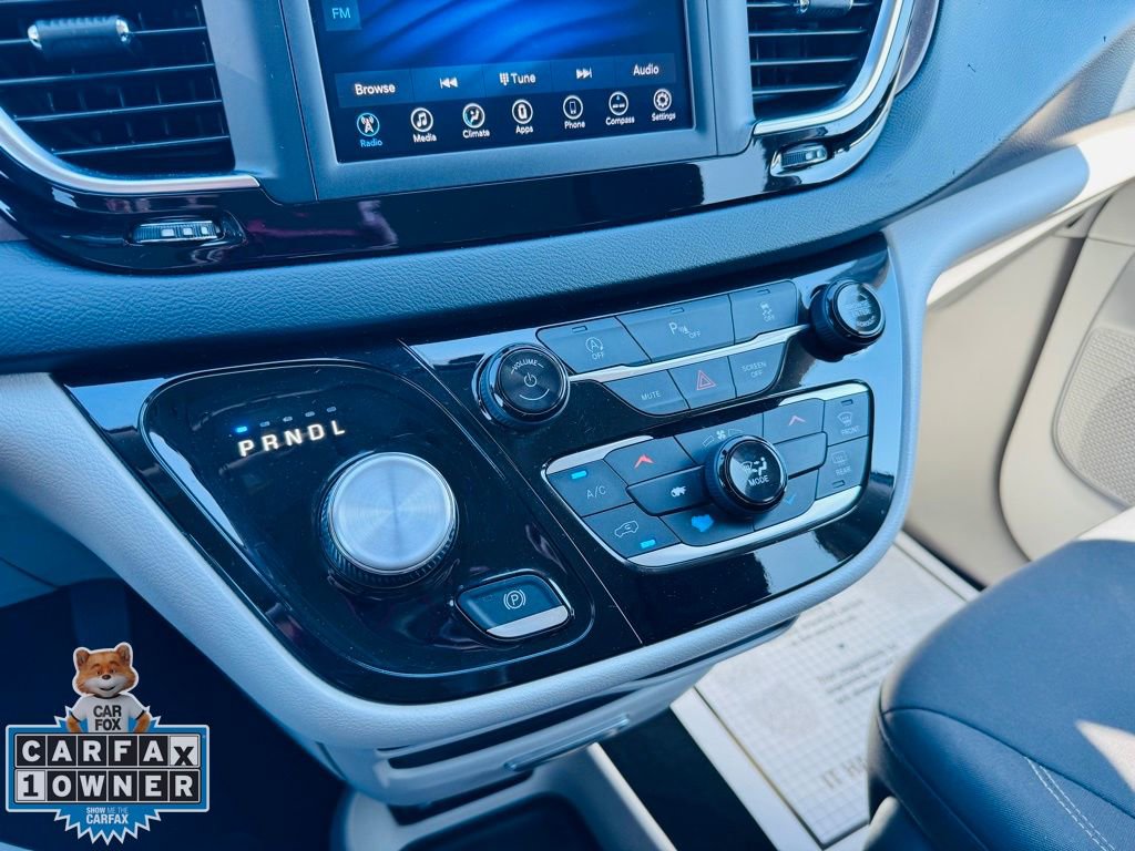 Used 2020 Chrysler Voyager L image 21