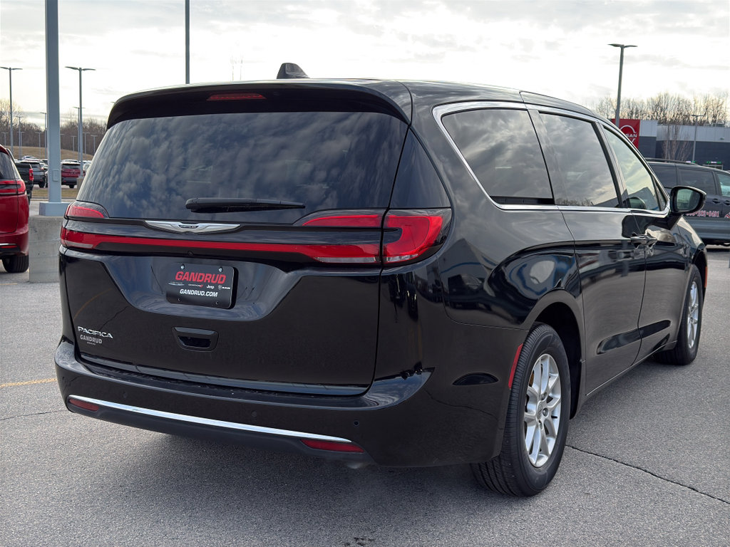 Used 2024 Chrysler Pacifica Touring-L image 5
