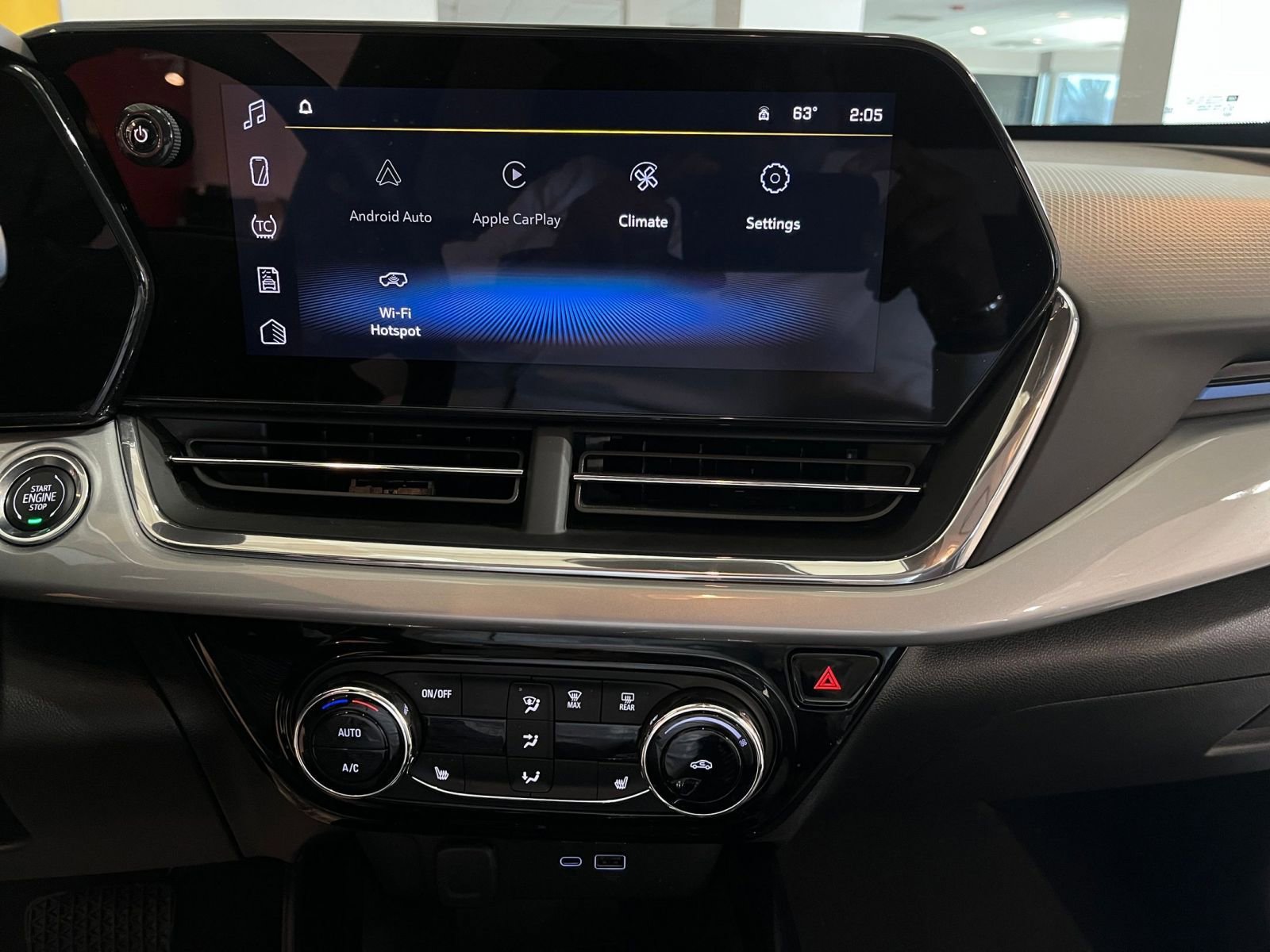 Used 2025 Chevrolet Trax LT w/ LT Convenience Package FWD image 17