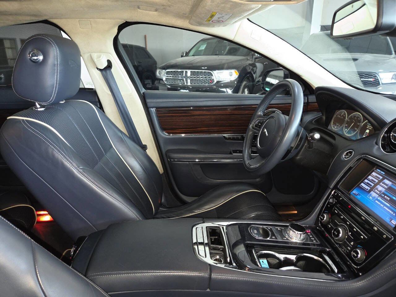 Used 2011 Jaguar XJ L Supercharged RWD image 32