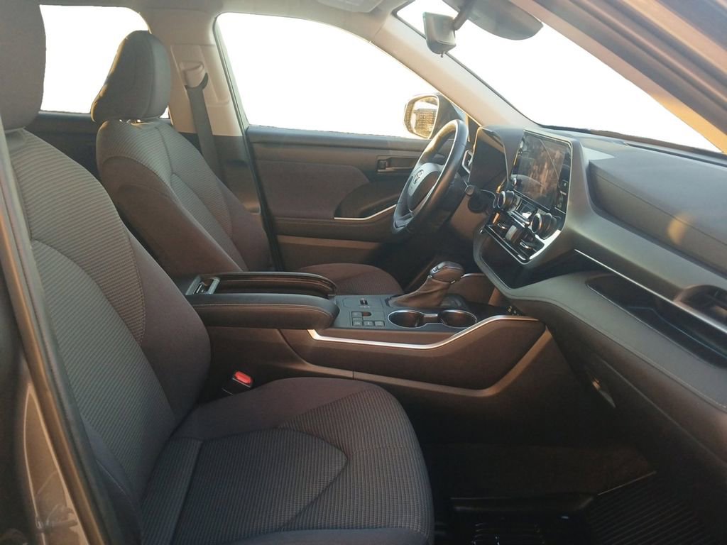 Used 2023 Toyota Highlander L image 16