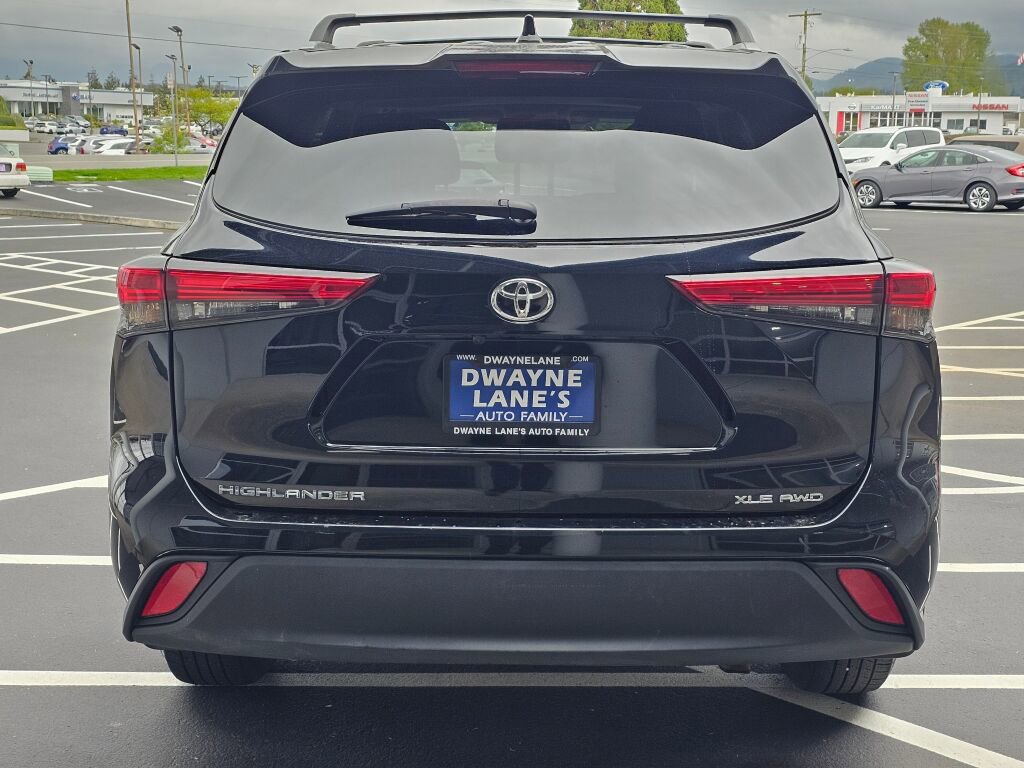 Used 2022 Toyota Highlander XLE AWD/4WD image 4