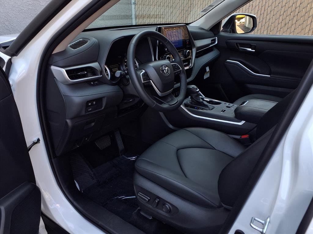 Certified 2025 Toyota Highlander XLE image 16