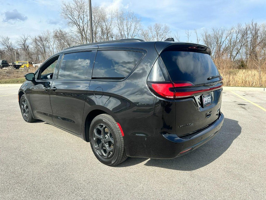 Used 2024 Chrysler Pacifica Premium image 3