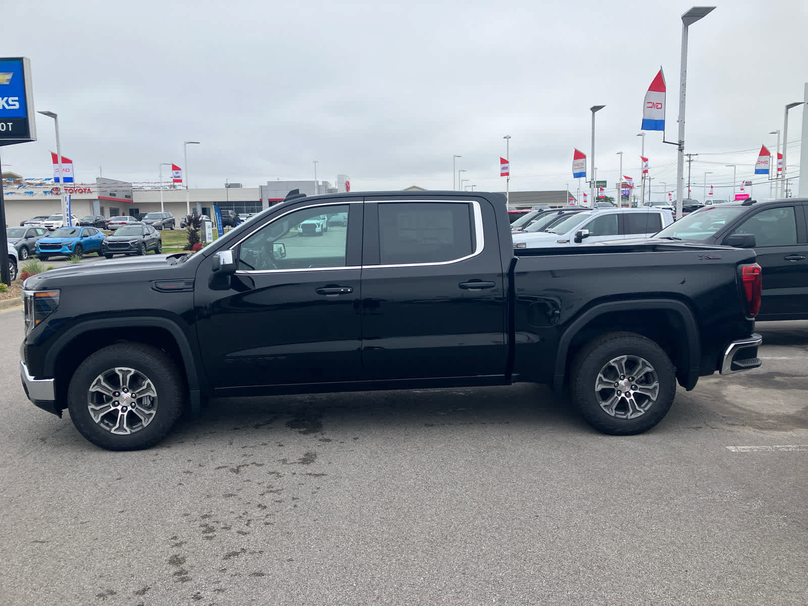 New 2026 GMC Sierra 1500 SLE w/ X31 Off-Road Package AWD/4WD image 4