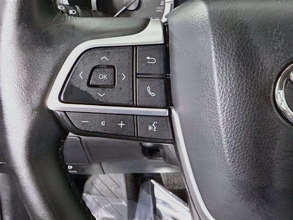 Used 2025 Toyota Highlander LE FWD image 13