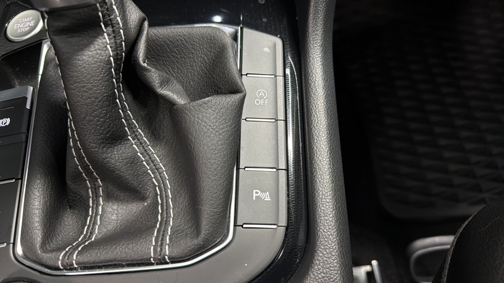 Certified 2025 Volkswagen Taos SEL AWD/4WD image 40
