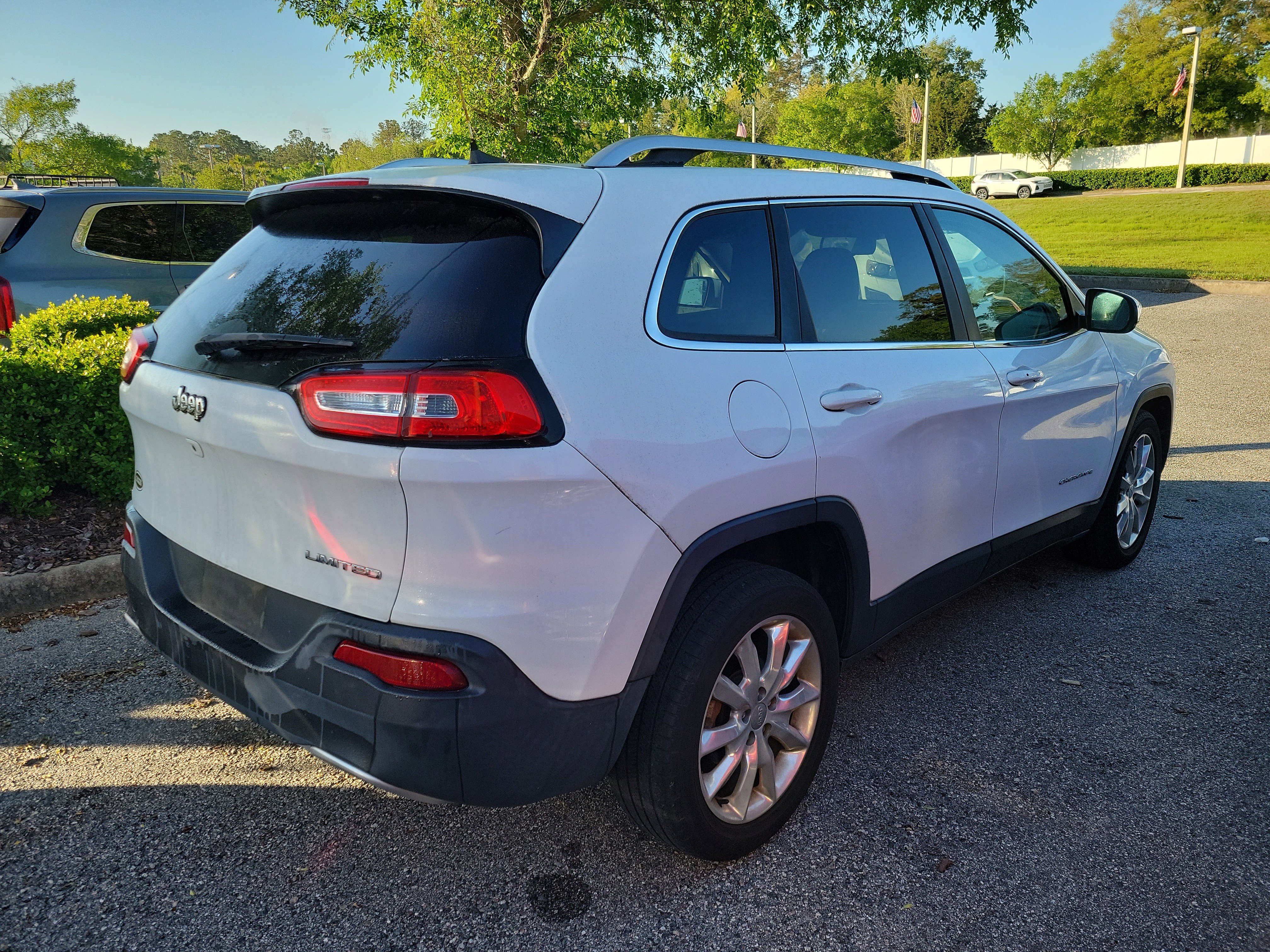 Used 2017 Jeep Cherokee Limited image 16