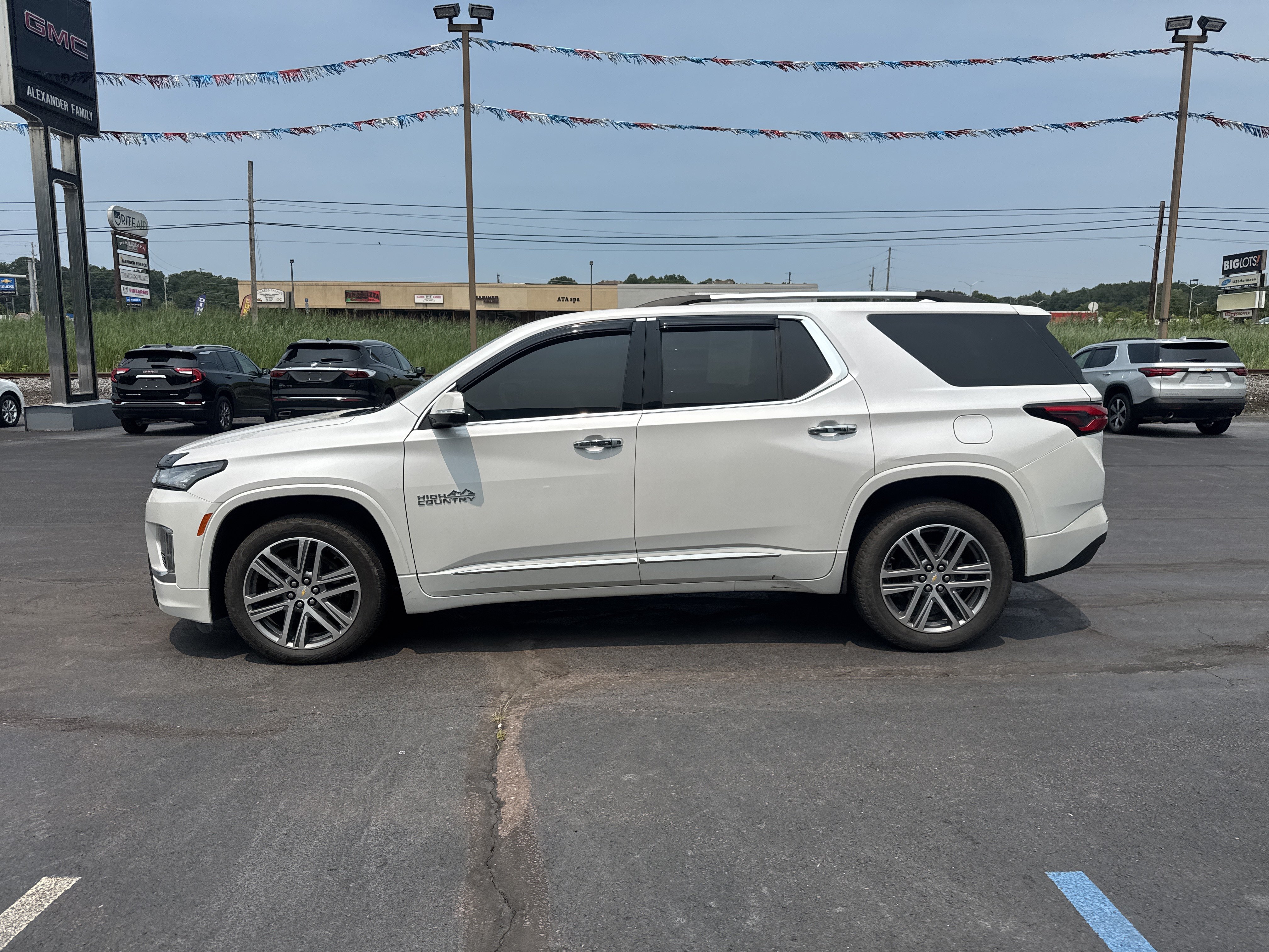 Used 2022 Chevrolet Traverse High Country w/ LPO, Floor Liner Package AWD/4WD image 7