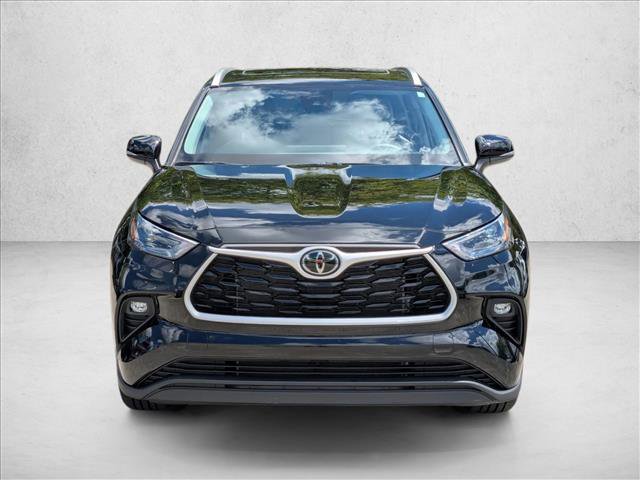 Used 2025 Toyota Highlander XLE image 2