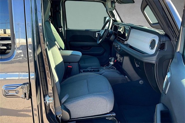 Used 2025 Jeep Wrangler Sahara image 5