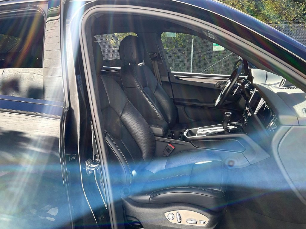 Certified 2023 Porsche Macan AWD/4WD image 12