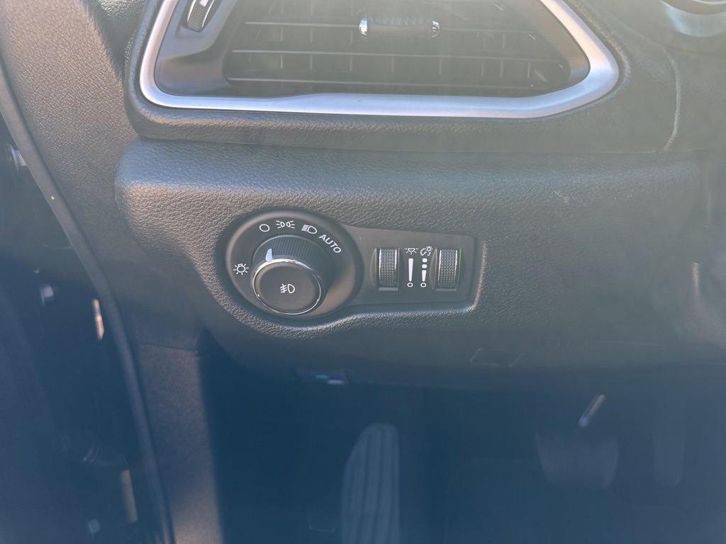 Used 2025 Chrysler Pacifica Select image 13