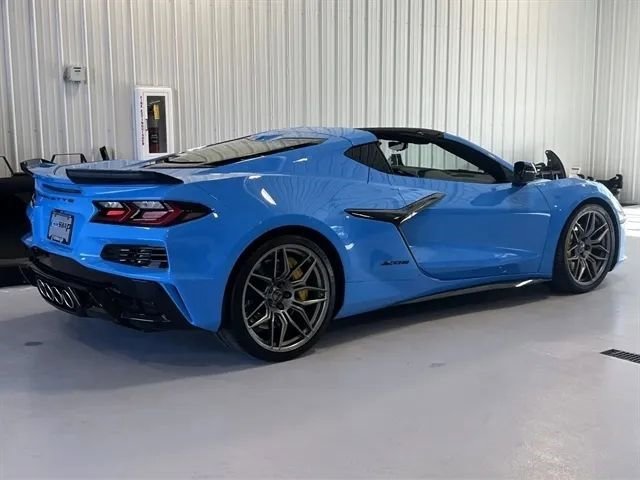 Used 2025 Chevrolet Corvette Z06 RWD image 3