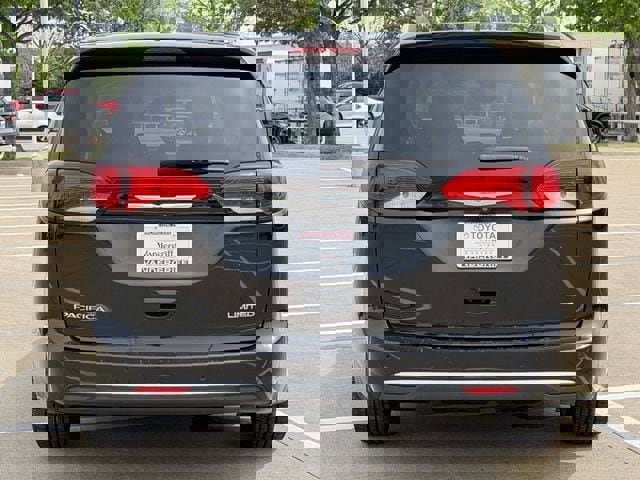 Used 2018 Chrysler Pacifica Limited w/ Tire & Wheel Group image 5