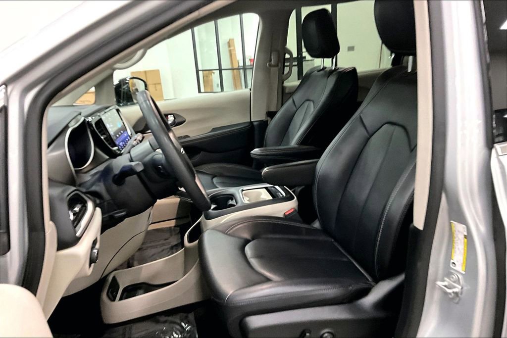 Used 2024 Chrysler Pacifica Touring-L image 21