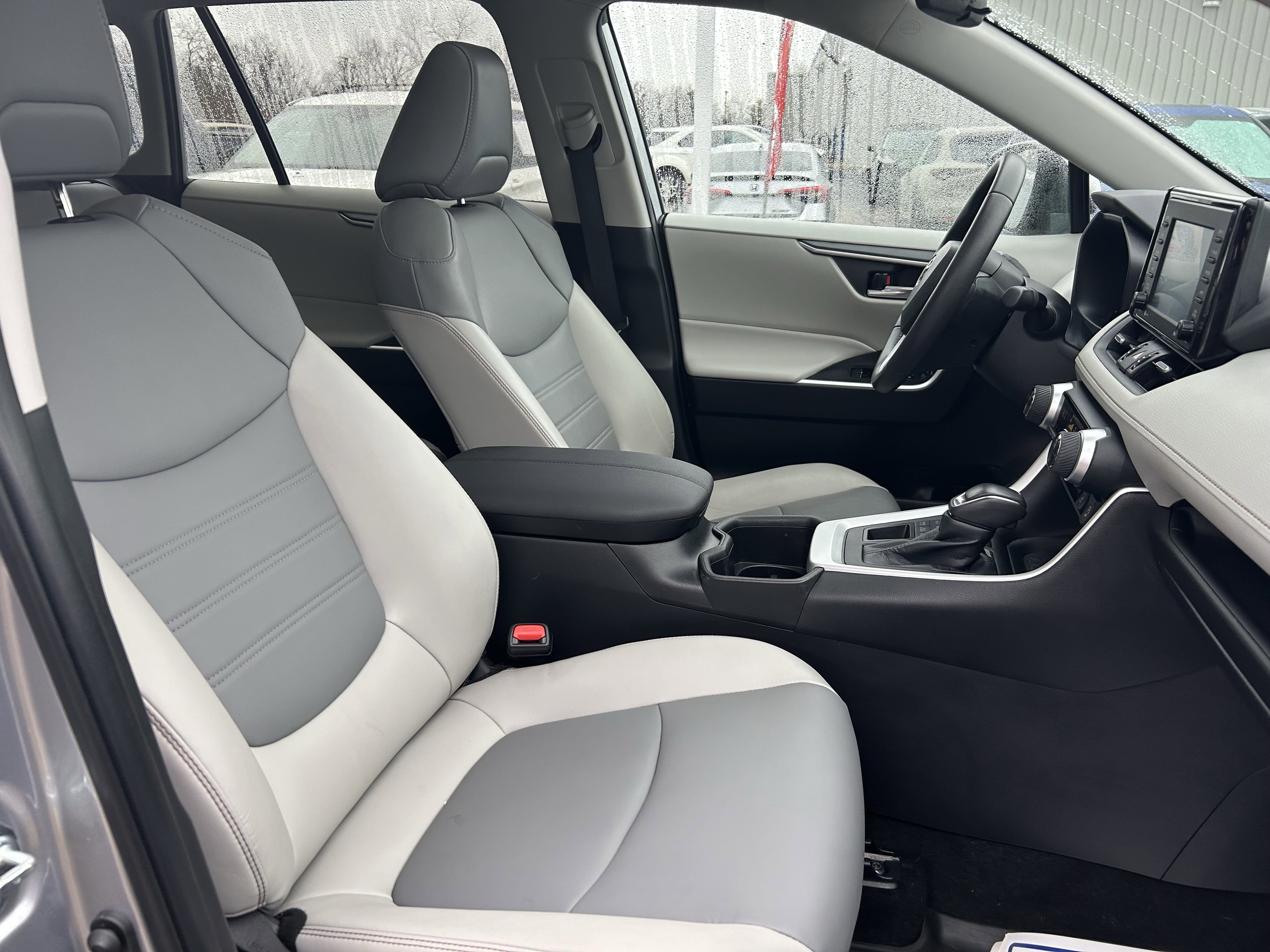 Used 2022 Toyota RAV4 XLE Premium image 26