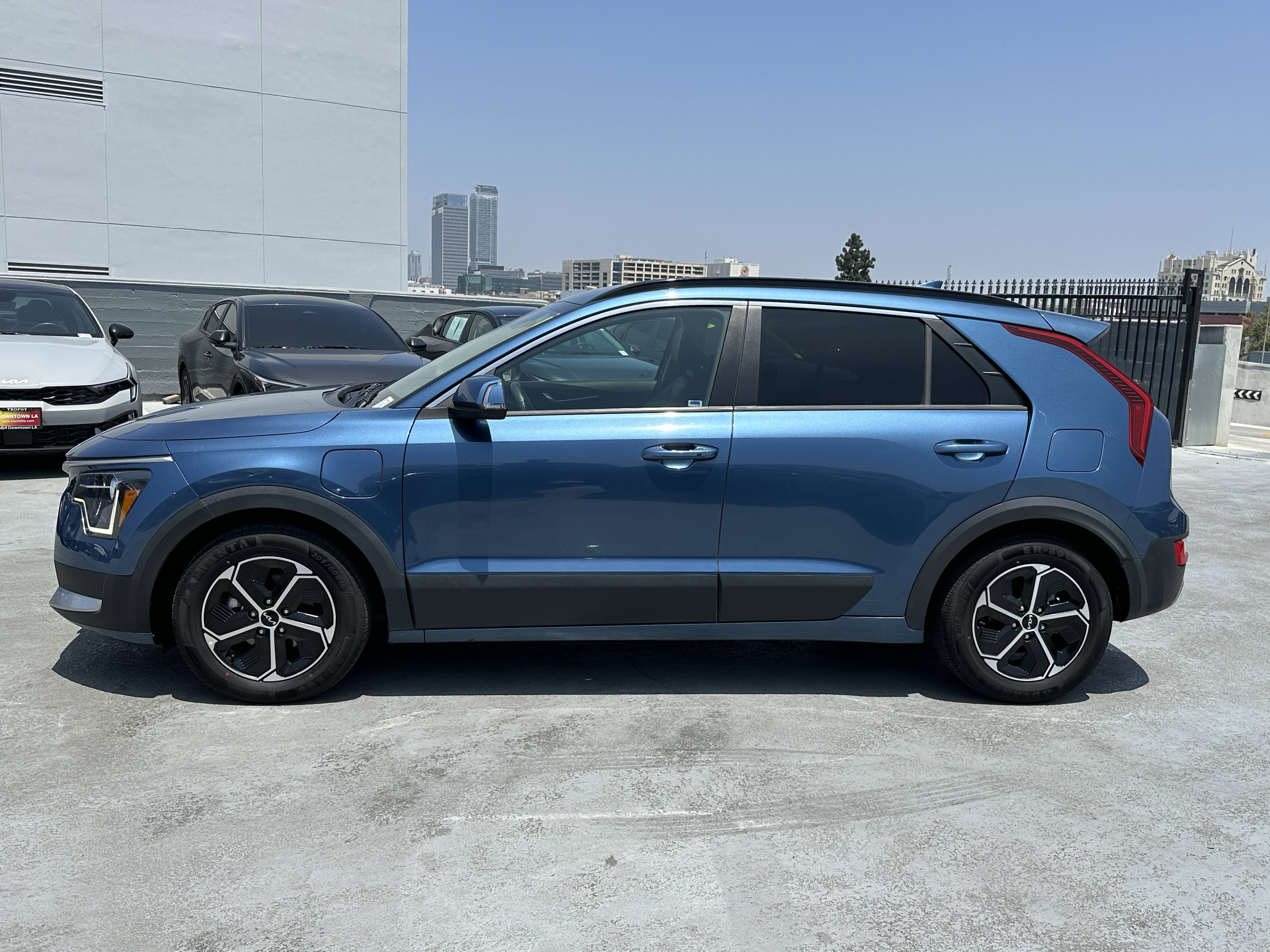 Used 2023 Kia Niro EX FWD image 3