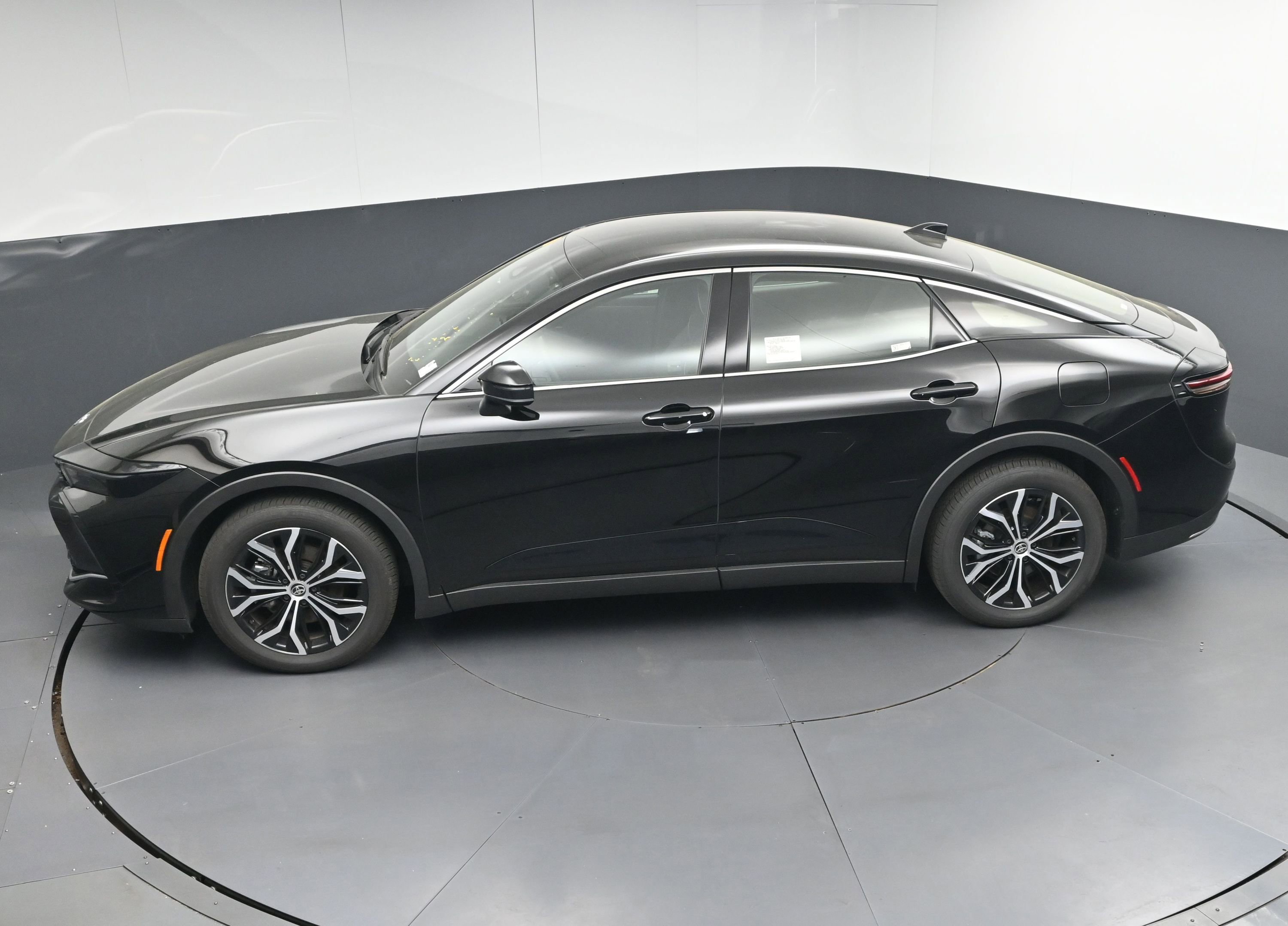 Certified 2025 Toyota Crown XLE image 38