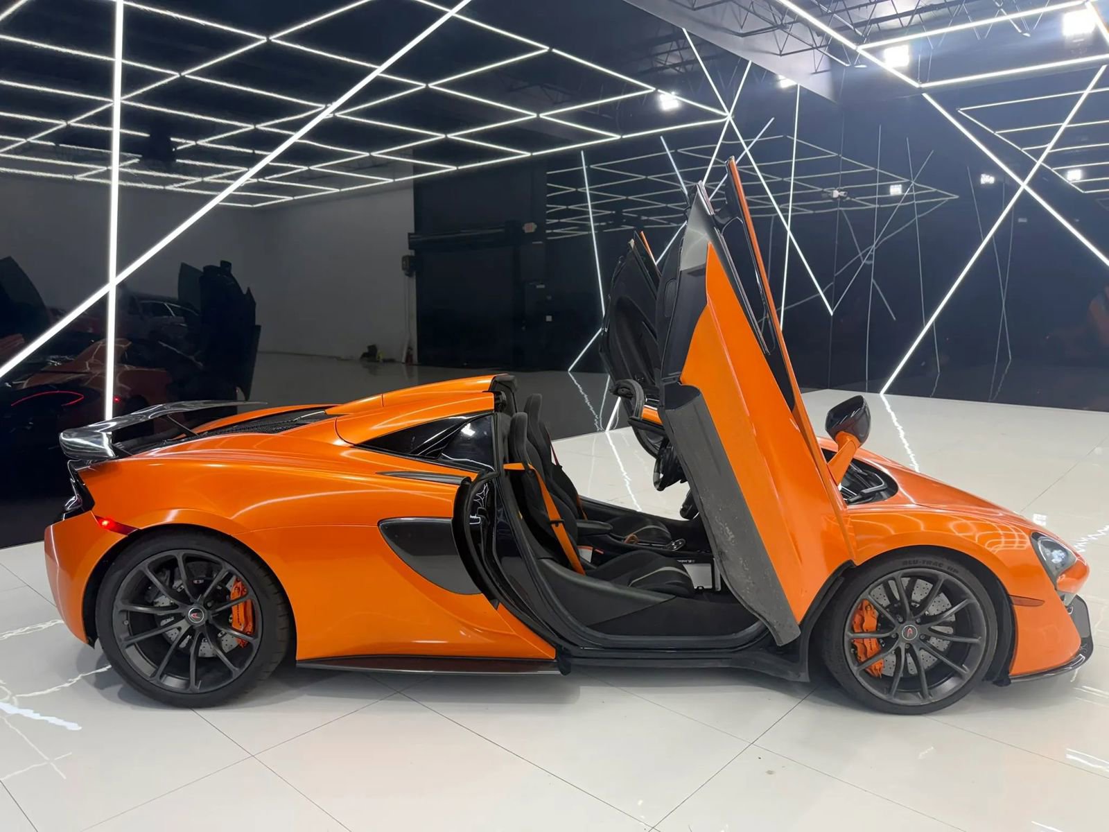 Used 2019 McLaren 570S Spider RWD image 10
