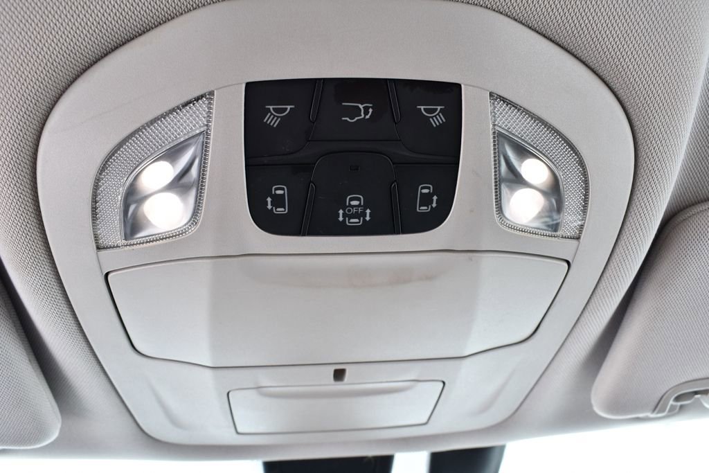 Used 2018 Chrysler Pacifica Touring Plus w/ Tire & Wheel Group FWD image 32