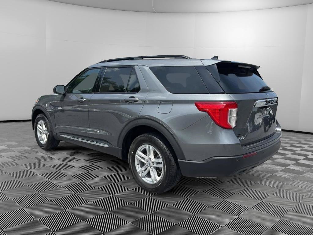Used 2023 Ford Explorer XLT AWD/4WD image 3