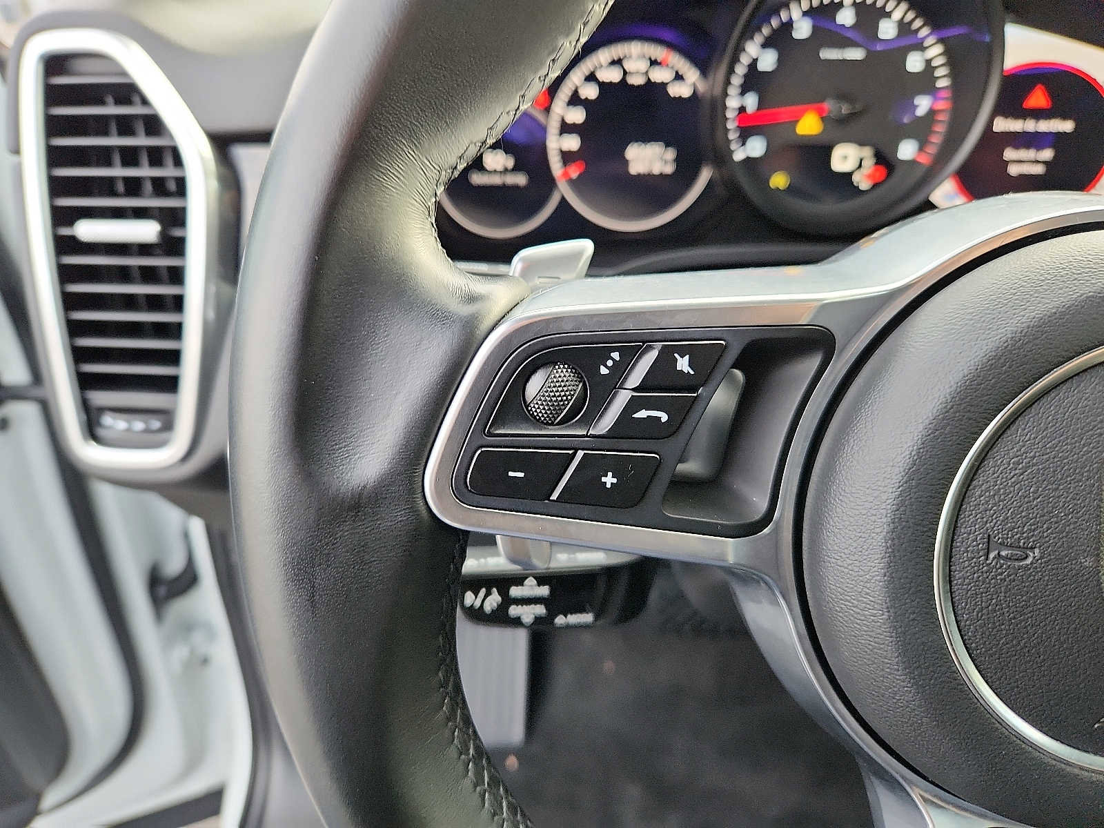 Used 2022 Porsche Cayenne Platinum Edition image 20