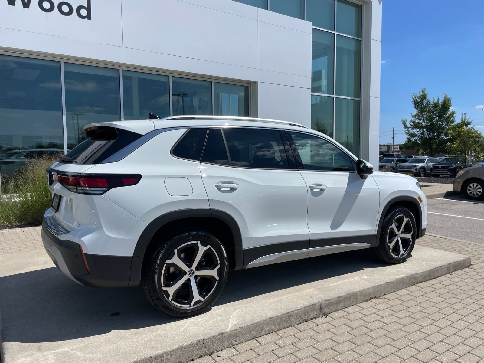 Certified 2025 Volkswagen Tiguan SE FWD image 11