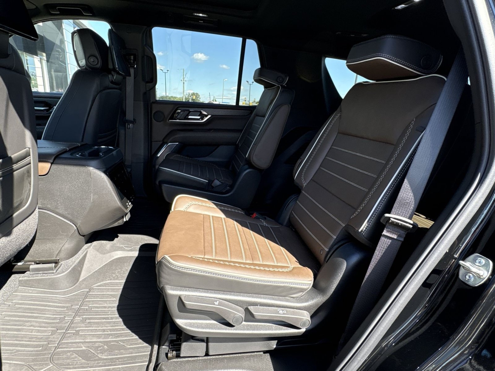 New 2026 GMC Yukon Denali Ultimate w/ LPO, Floor Liner Package AWD/4WD image 26
