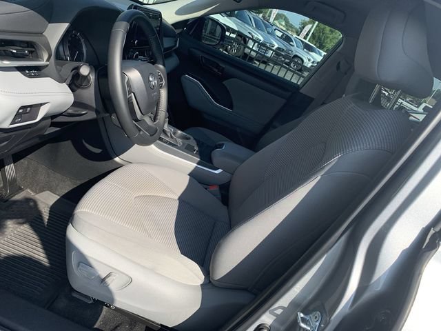 Used 2025 Toyota Highlander LE FWD image 18