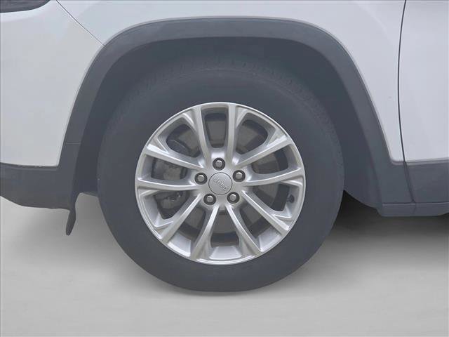 Used 2019 Jeep Cherokee Latitude w/ Popular Appearance Group image 14