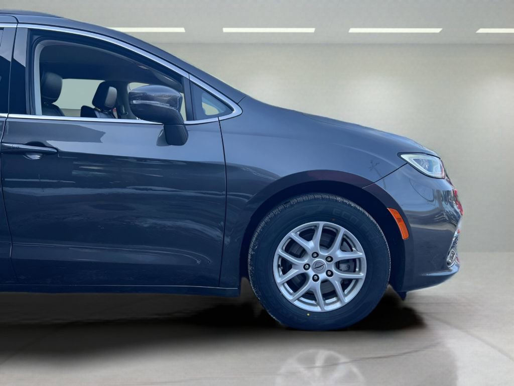 Used 2022 Chrysler Pacifica Touring-L image 28