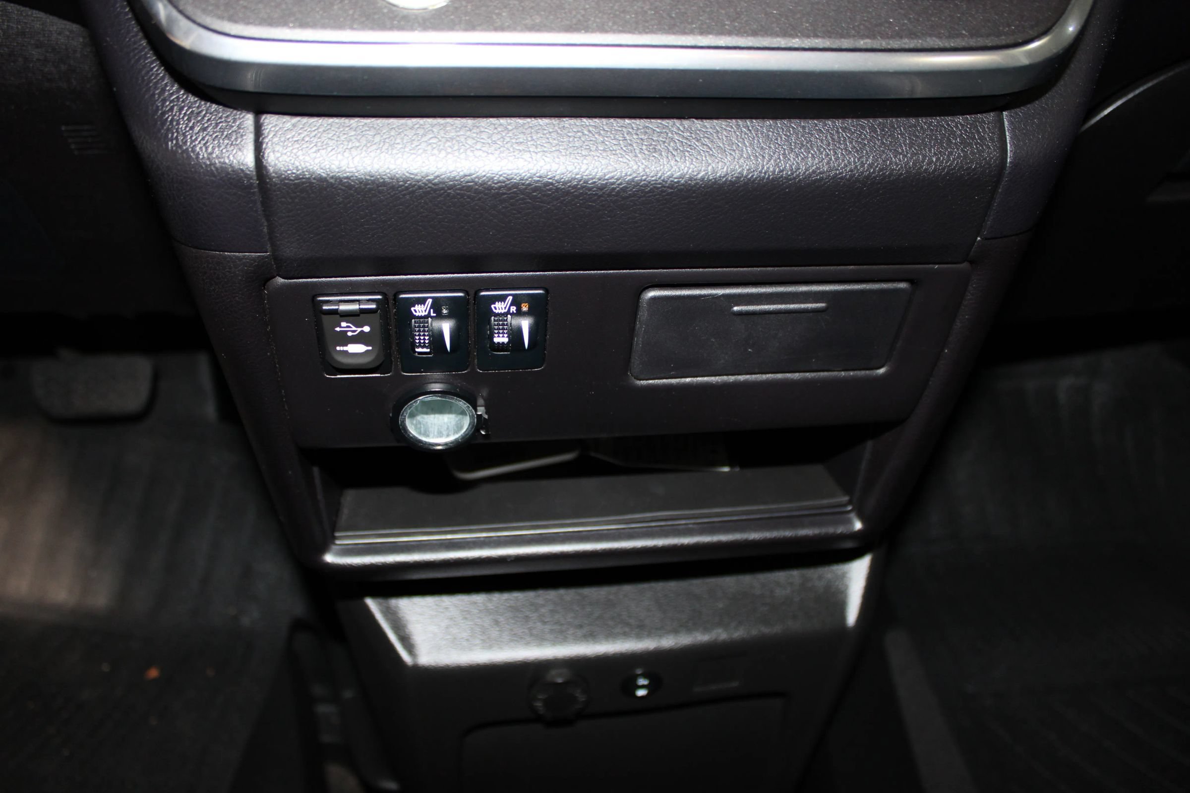 Used 2015 Toyota Sienna SE w/ SE Preferred Package FWD image 19