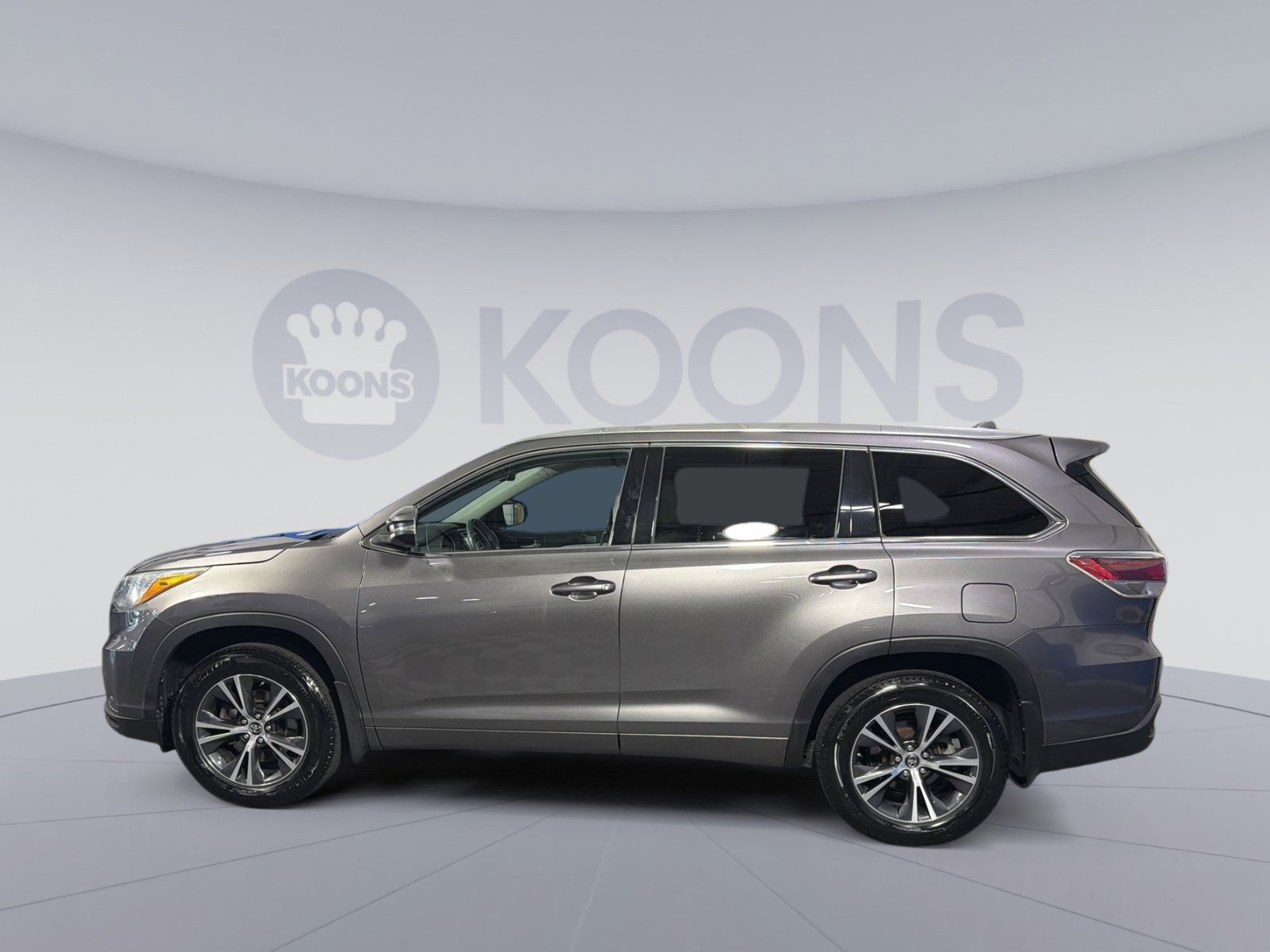 Used 2016 Toyota Highlander XLE image 2