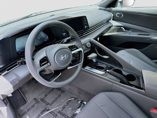 Certified 2025 Hyundai Elantra SE FWD image 9