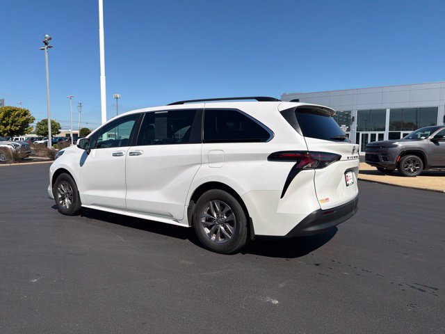 Used 2023 Toyota Sienna XLE w/ XLE Plus Package FWD image 5
