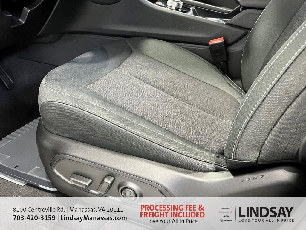 New 2025 Jeep Grand Cherokee Laredo X w/ Luxury Tech Group I AWD/4WD image 19