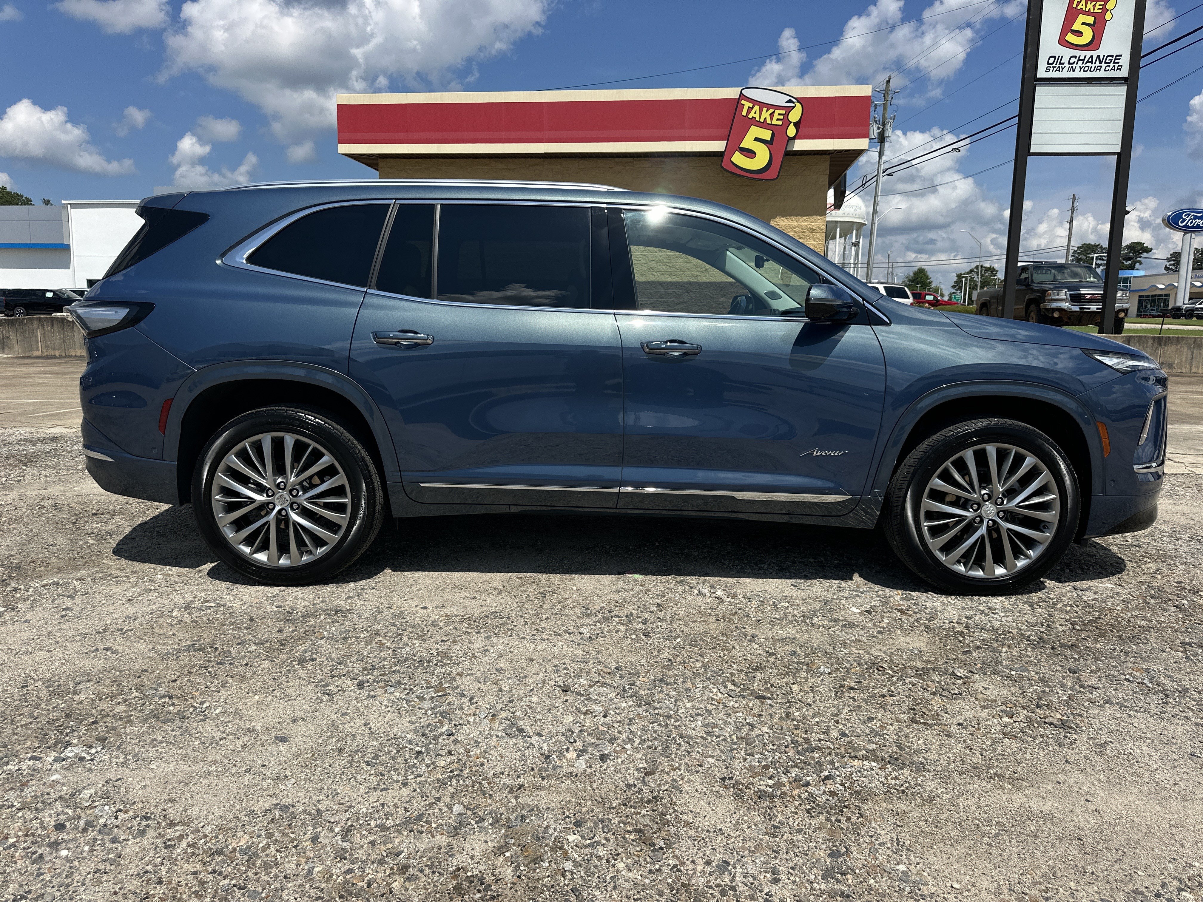 Certified 2025 Buick Enclave Avenir w/ Super Cruise Package AWD/4WD image 4