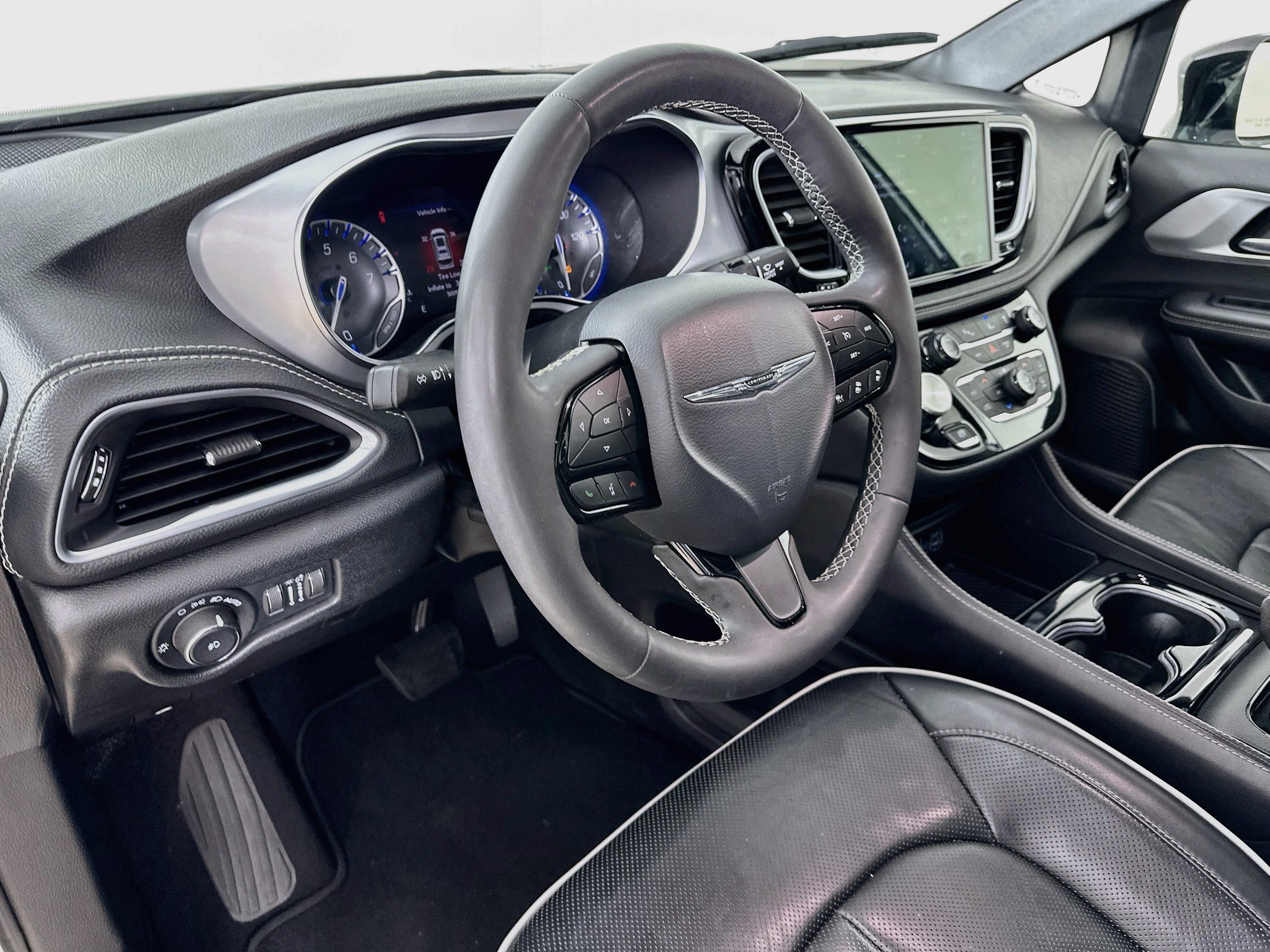 Used 2025 Chrysler Pacifica Limited FWD image 9