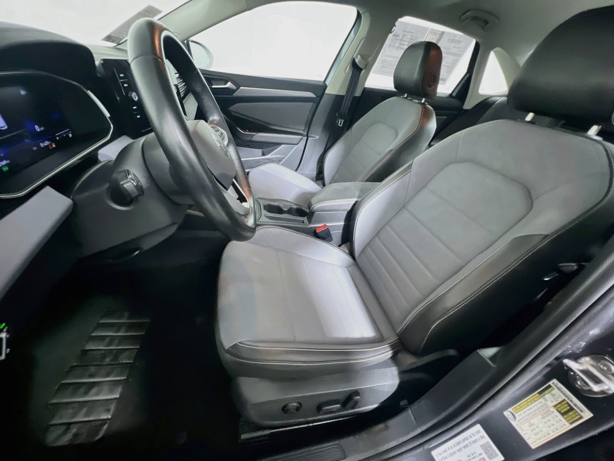 Used 2025 Volkswagen Jetta SE FWD image 14