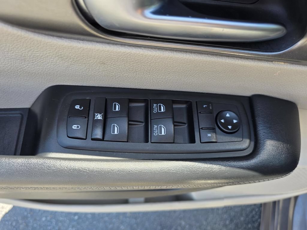 Used 2023 Chrysler Pacifica Touring-L FWD image 13