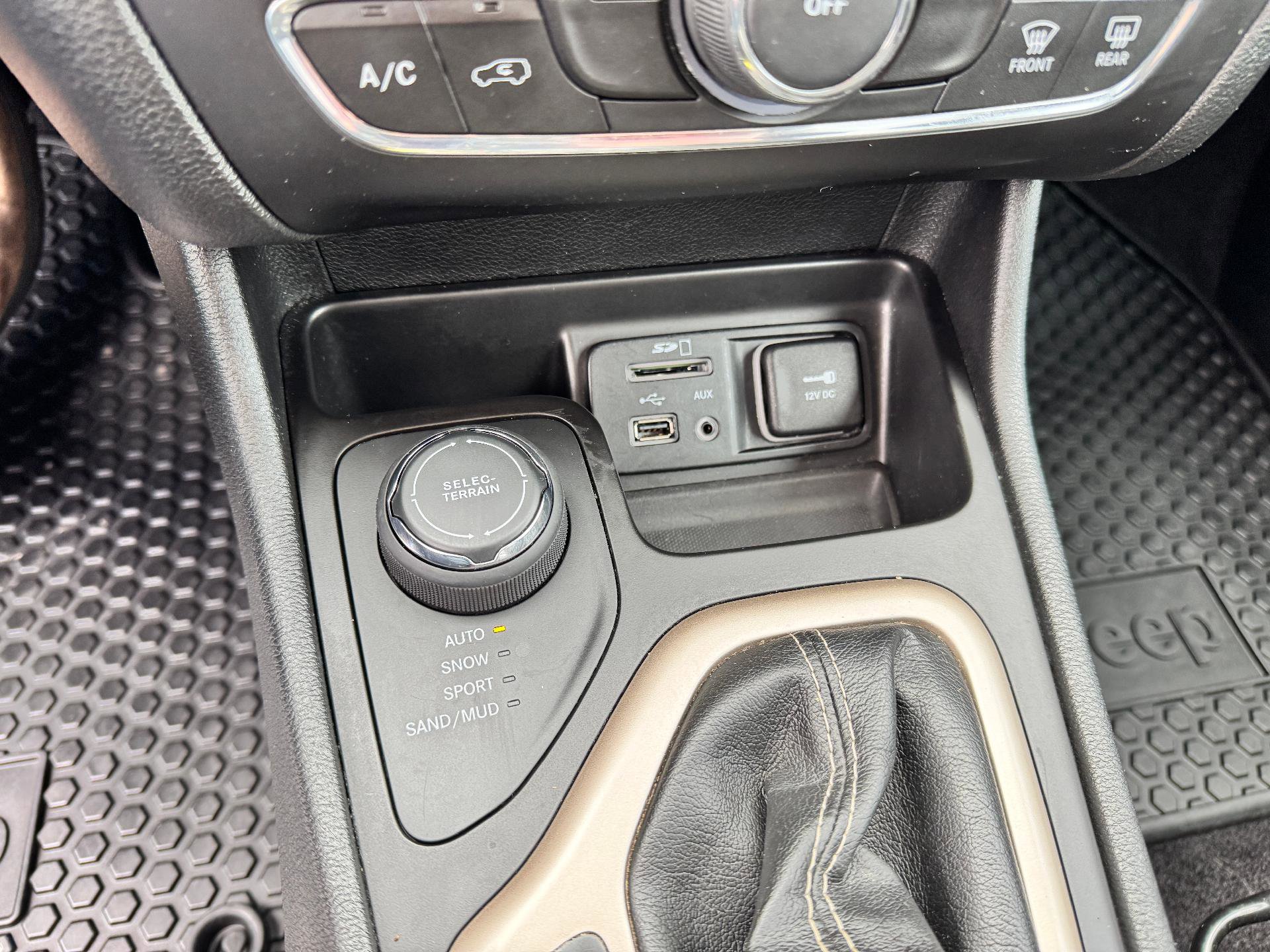 Used 2018 Jeep Cherokee Latitude w/ Cold Weather Group image 30