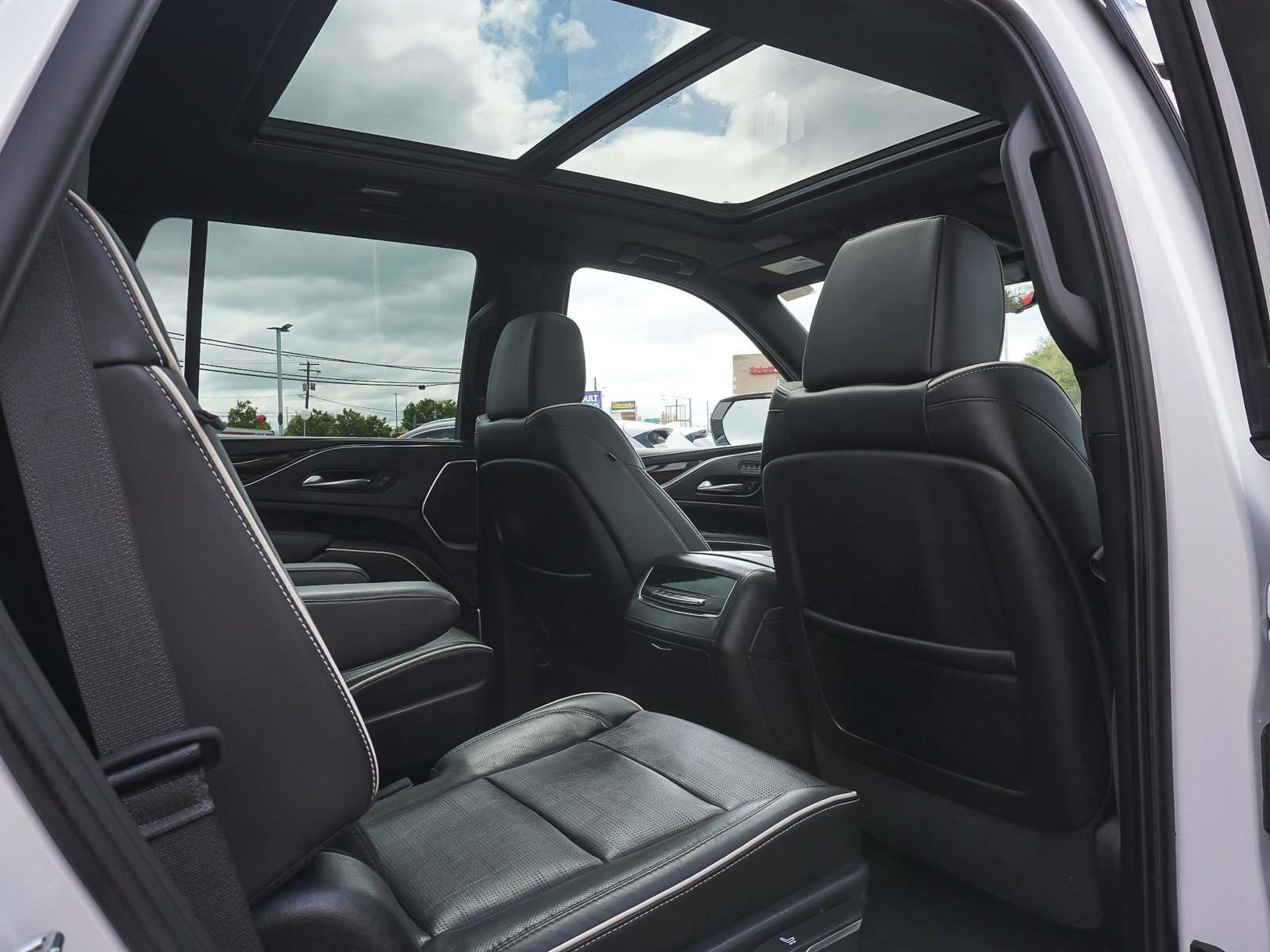 Used 2023 Cadillac Escalade Premium Luxury AWD/4WD image 45
