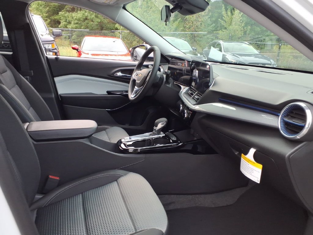 New 2026 Chevrolet Trax LT w/ LT Convenience Package FWD image 18