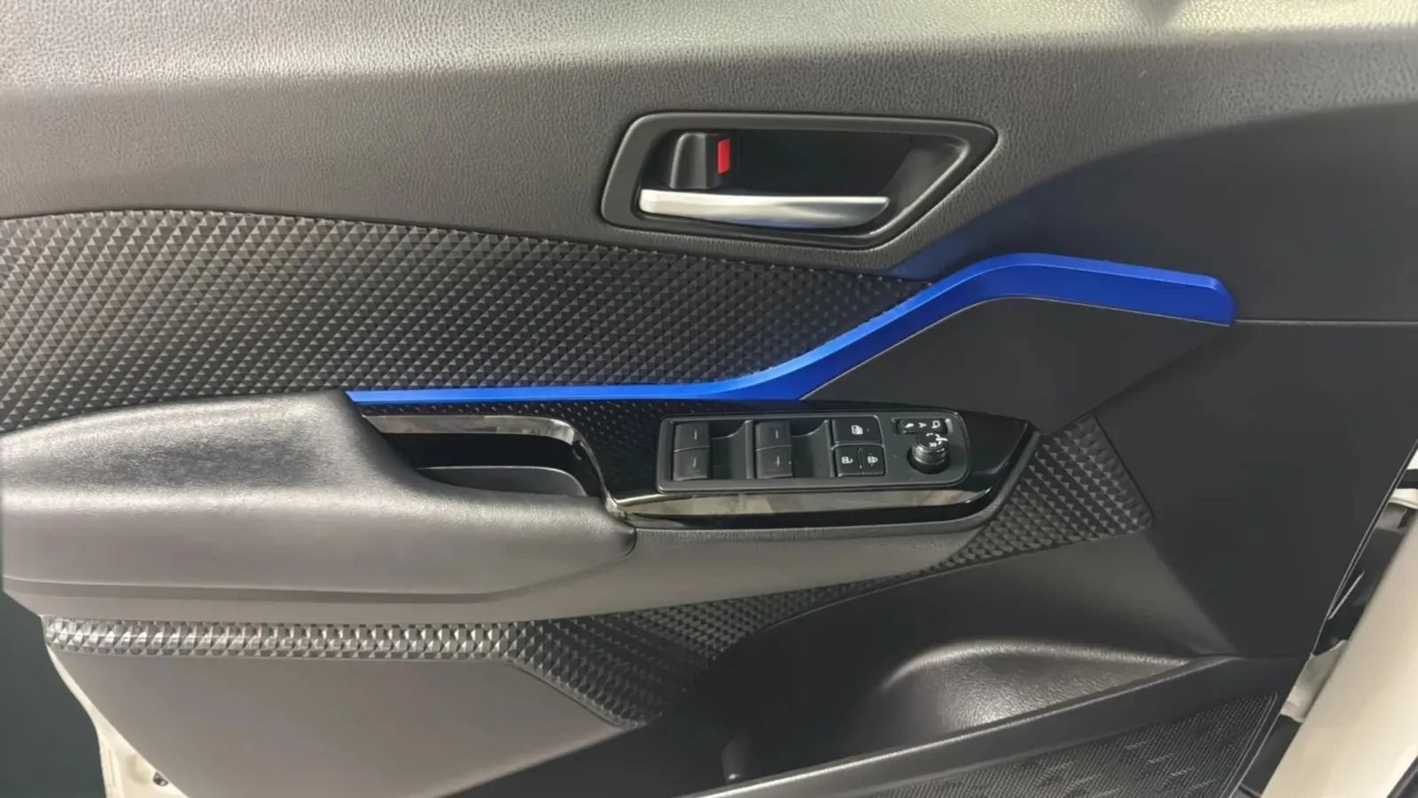 Used 2021 Toyota C-HR XLE FWD image 27