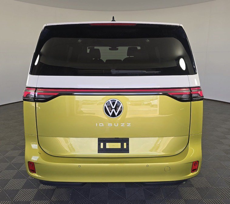 Used 2025 Volkswagen ID. Buzz Pro S Plus RWD image 5