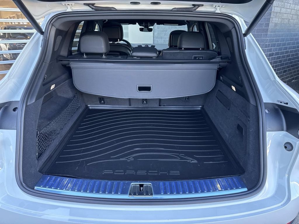 Certified 2023 Porsche Cayenne AWD/4WD image 6