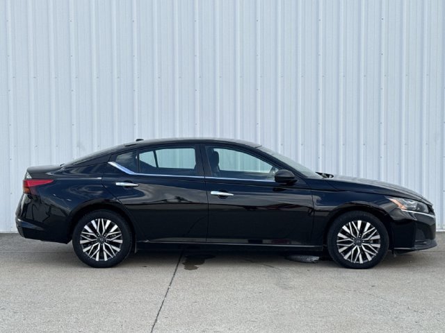 Used 2025 Nissan Altima 2.5 SV AWD/4WD image 3