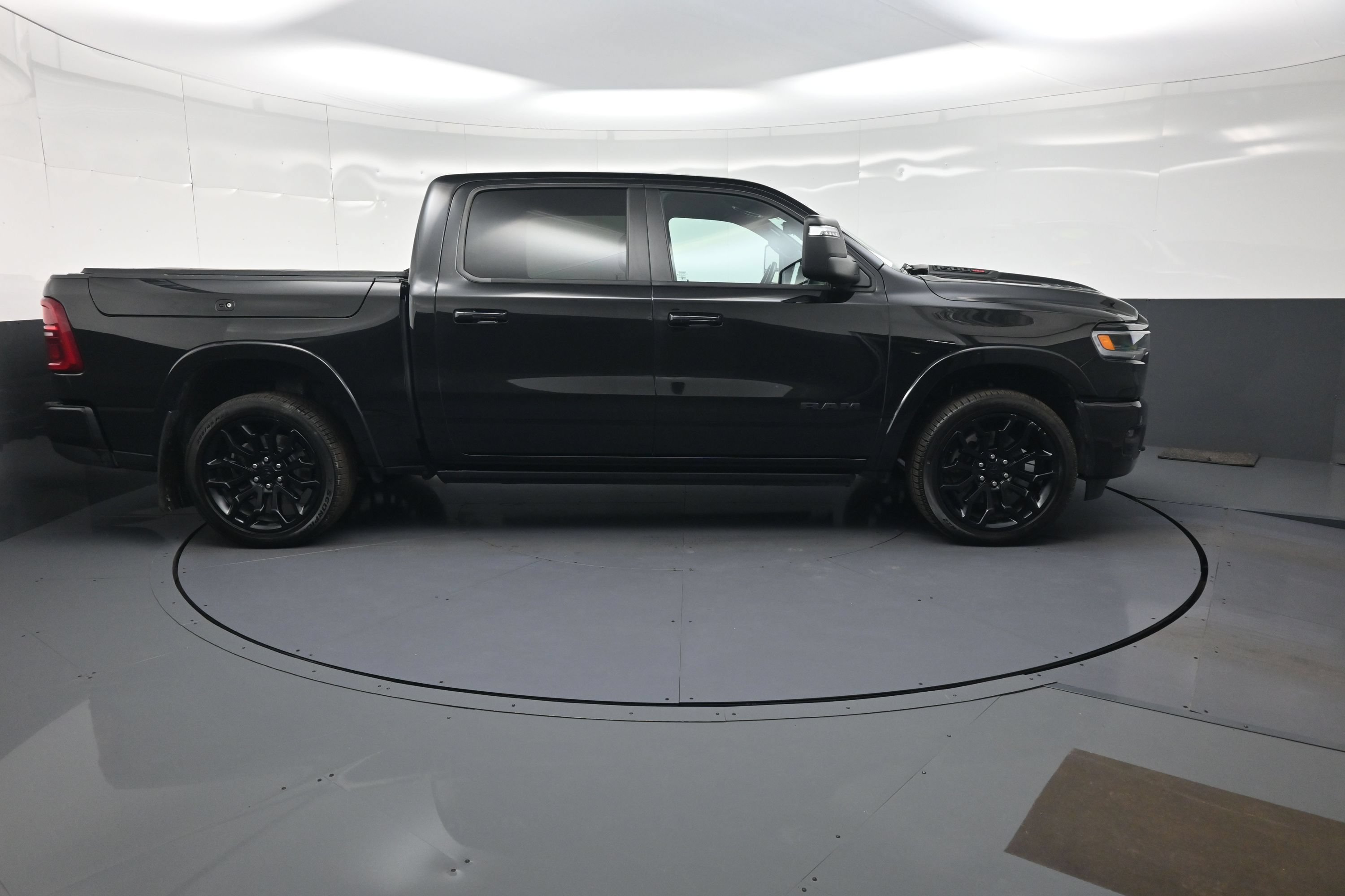 Used 2025 RAM 1500 Limited AWD/4WD image 2